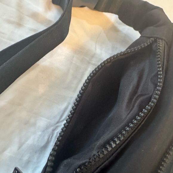 ALO Yoga Black Belt Bag - Picture 4 of 5